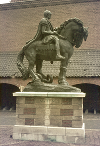 808210 Gezicht op het door Albert Termote vervaardigde beeld St.-Martinus te paard op het plein voor de ...